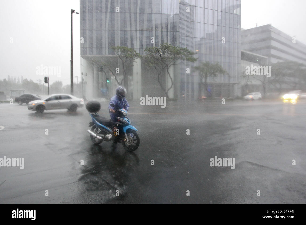 Manila, Philippinen. 16. Juli 2014. Ein Mann versucht die Kontrolle über sein Motorrad als Taifun Rammasun Metro Manila getroffen. Taifun Rammasun (lokal bekannt als Glenda) hatte maximale Windgeschwindigkeiten von 150 km/h und Böen von bis zu 185 km/h, wenn es Metro Manila getroffen. Über das Land hatte etwa 400.000 Menschen aus ihren Häusern geflohen und geschützt in Evakuierungszentren, nach der Katastrophe-Vorstandes. © PACIFIC PRESS/Alamy Live-Nachrichten Stockfoto