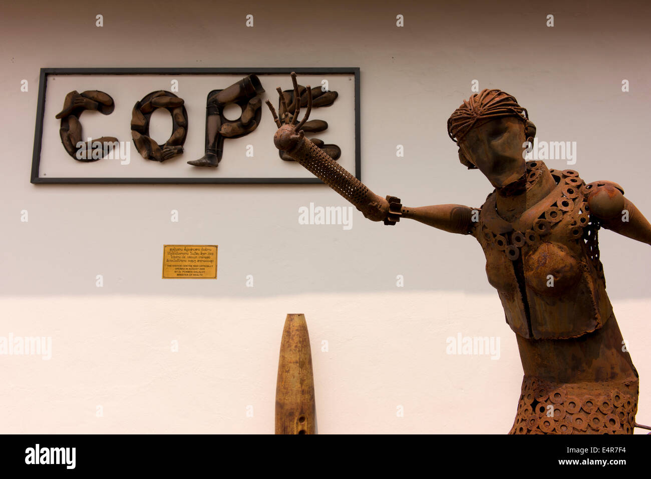 Statue gefertigt von Blindgängern (UXO) einer Frau außerhalb der COPE-Center, das Überlebenden des UXO hilft. Stockfoto