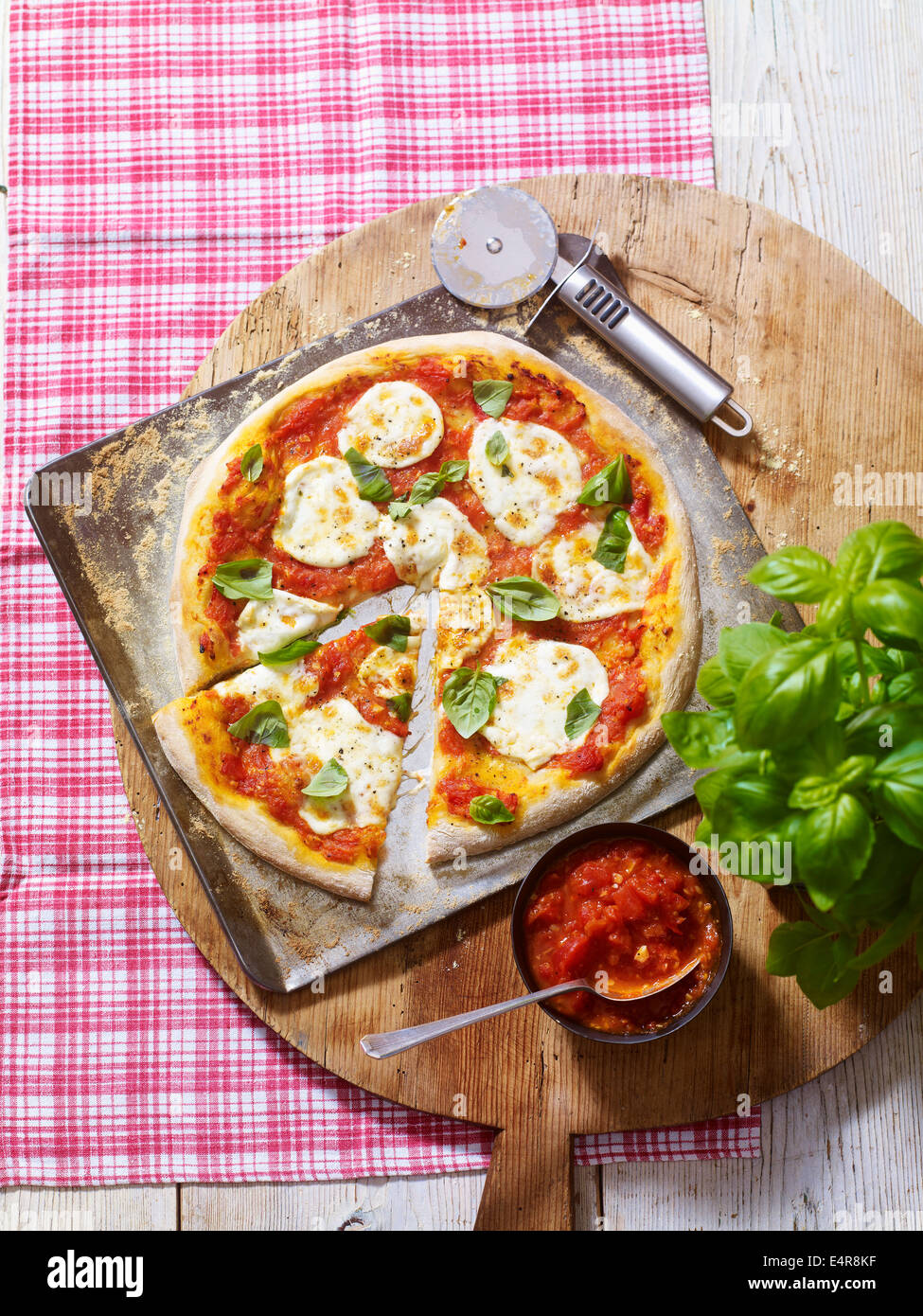 Pizza mit Tomatensauce, Mozzarella und Basilikum Blätter Stockfoto