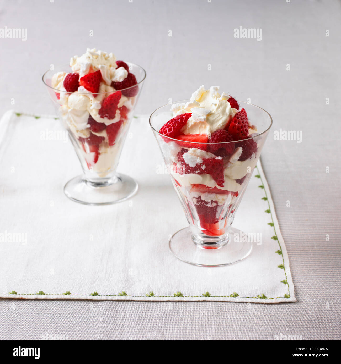Zwei Gläser von Eton Mess Stockfoto