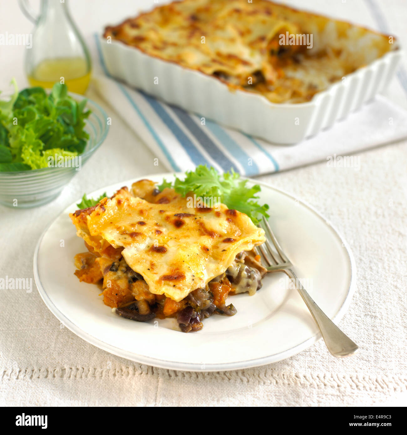 Portion gebratener Butternut-Kürbis und Pilz-Lasagne Stockfoto