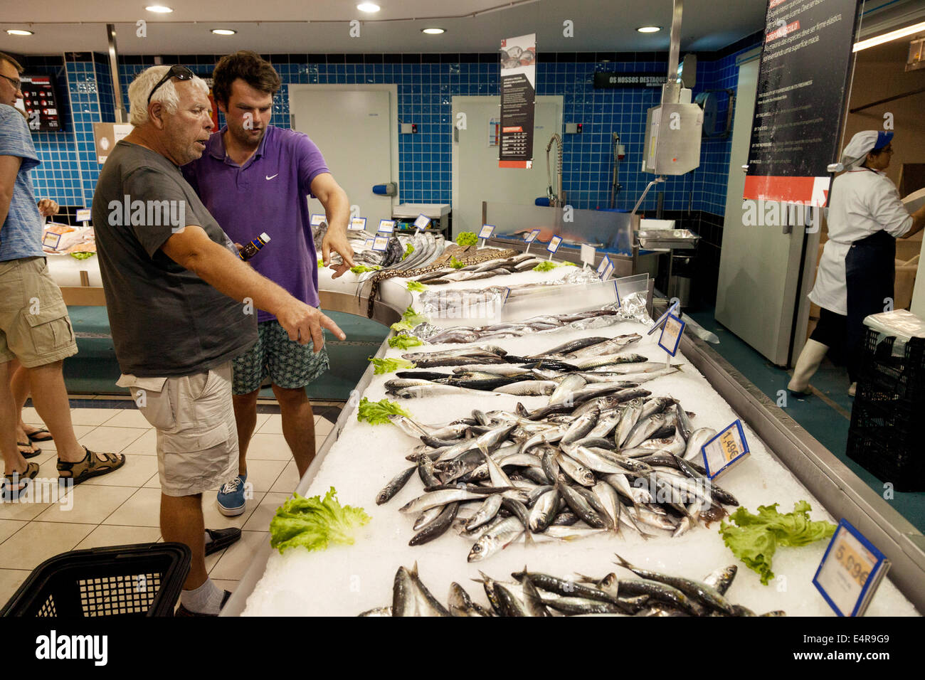 Menschen beim Einkaufen für Sardinen an der Fischtheke in einem portugiesischen Supermarkt, Lagoa, Portugal, Europa Stockfoto