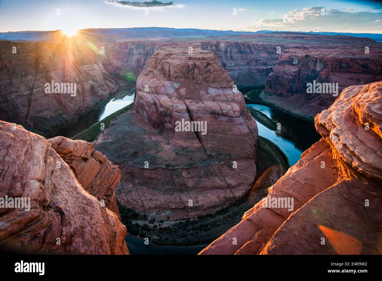 Sonnenuntergang am Horseshoe Bend, eine hufeisenförmige Mäander des Colorado River in der Nähe der Stadt Page, Arizona. Stockfoto