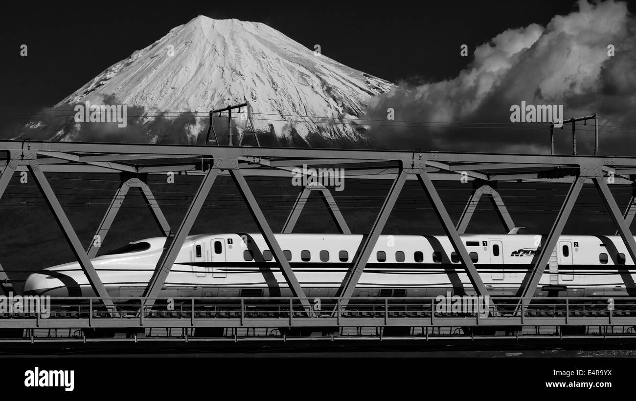 Shinkansen-Zug überqueren Fujikawa in der Nähe von Mount Fuji in schwarz / weiß Stockfoto