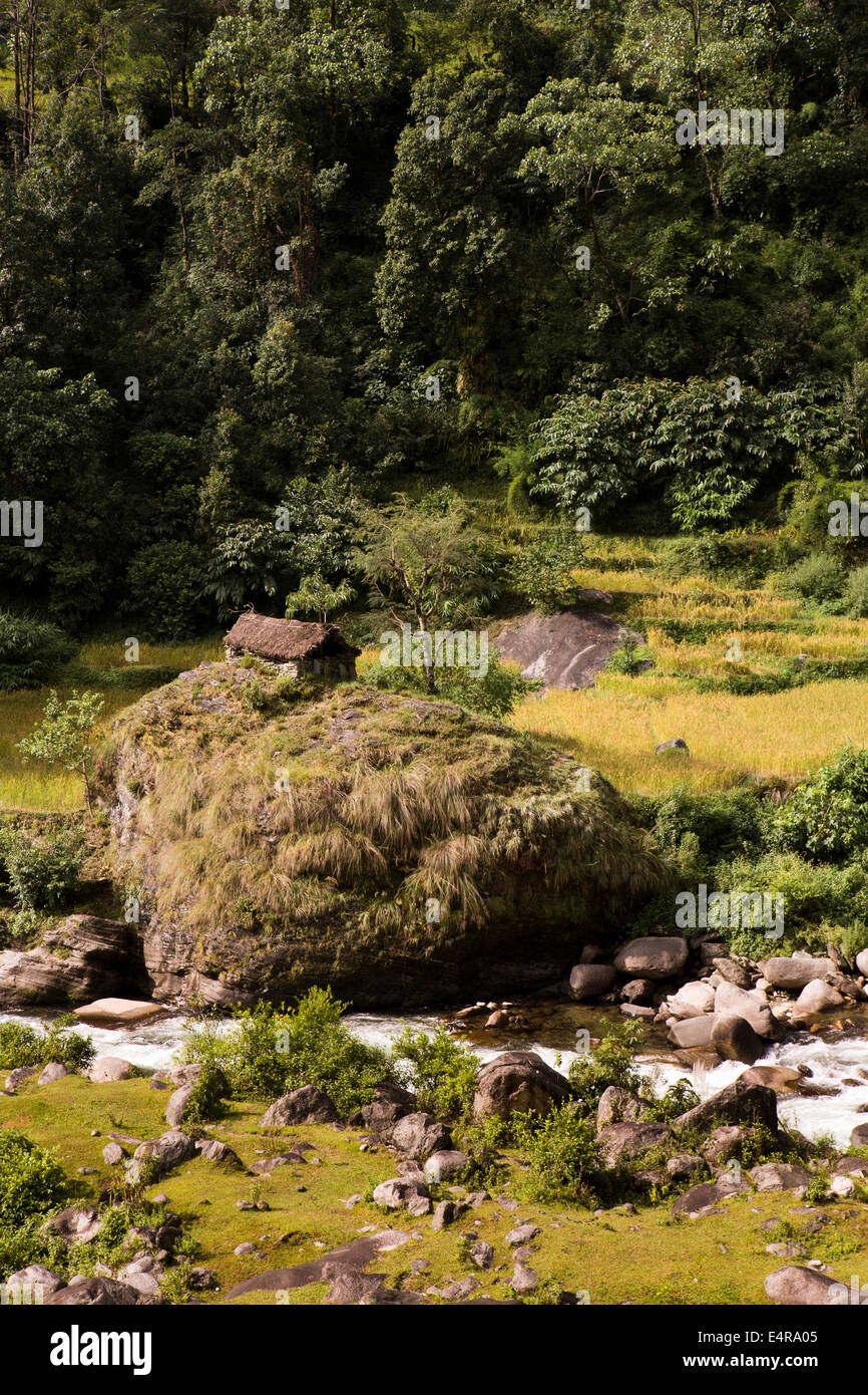 Nepal, Pokhara, Naya Pul, aufbauend auf den großen Felsen in der Mitte des Bhurungdi Khola Flusses Stockfoto