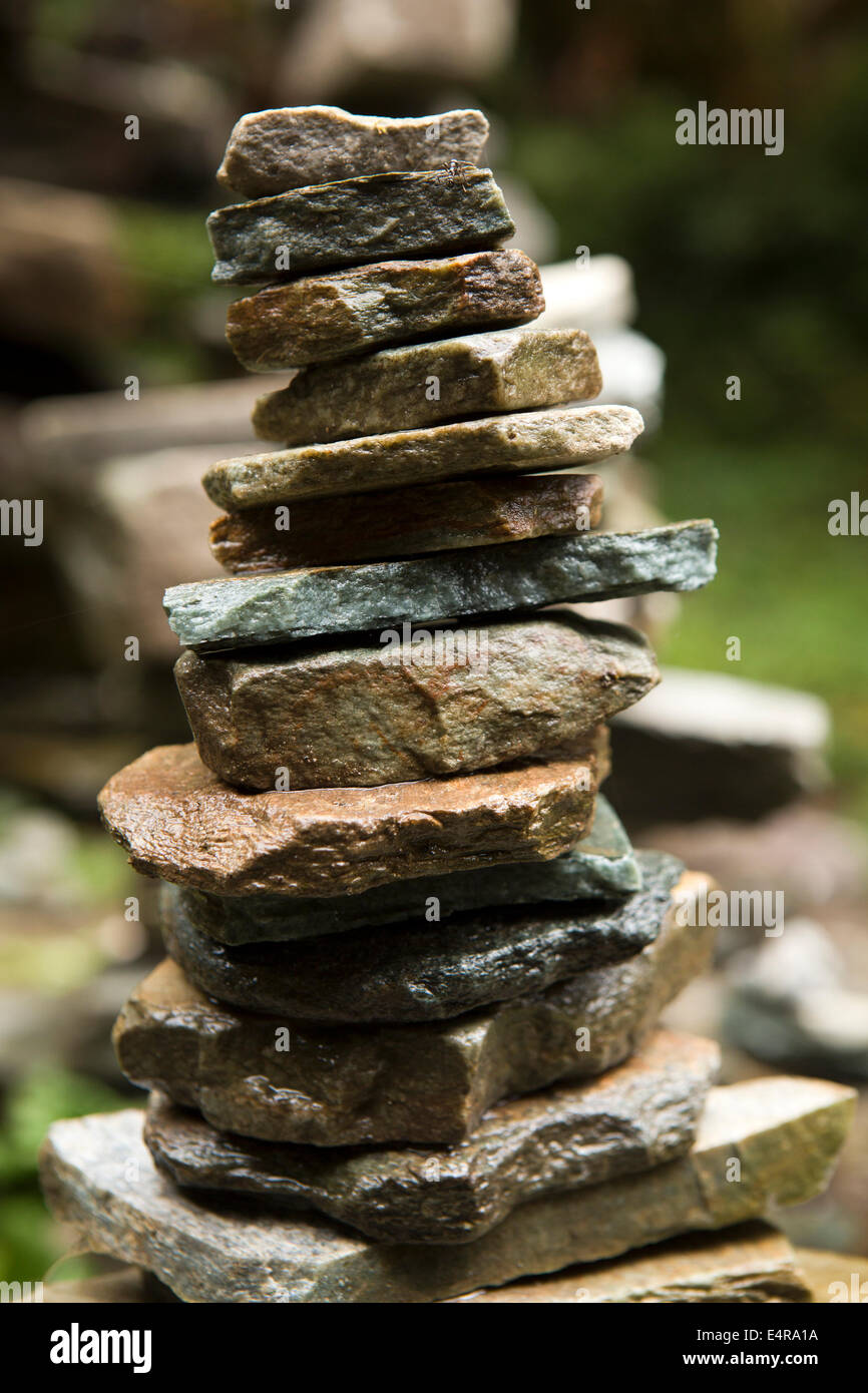Nepal, Pokhara, Nangathani, kleine Cairn oder Schrein gebildet von Steinhaufen neben Weg, um Stockfoto