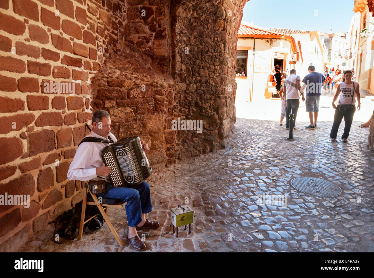 Straße Entertainer Musiker spielt ein Akkordeon, Silves, Algarve, Portugal, Europa Stockfoto