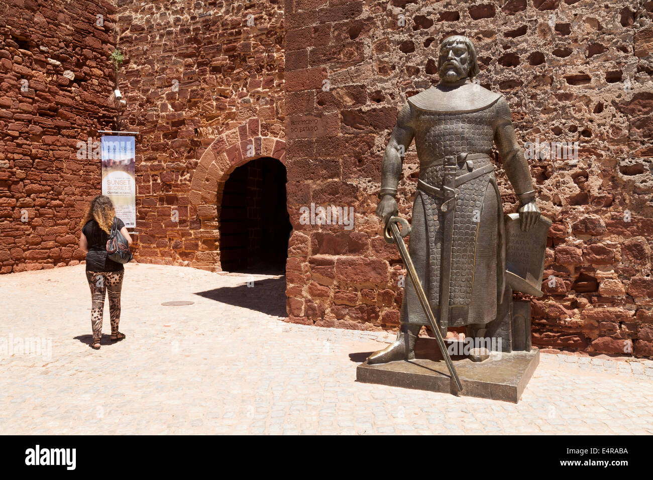 Die Statue des Königs Sancho I von Portugal am Eingang des Schlosses von Silves, Stadt Silves, Algarve, Portugal, Europa Stockfoto