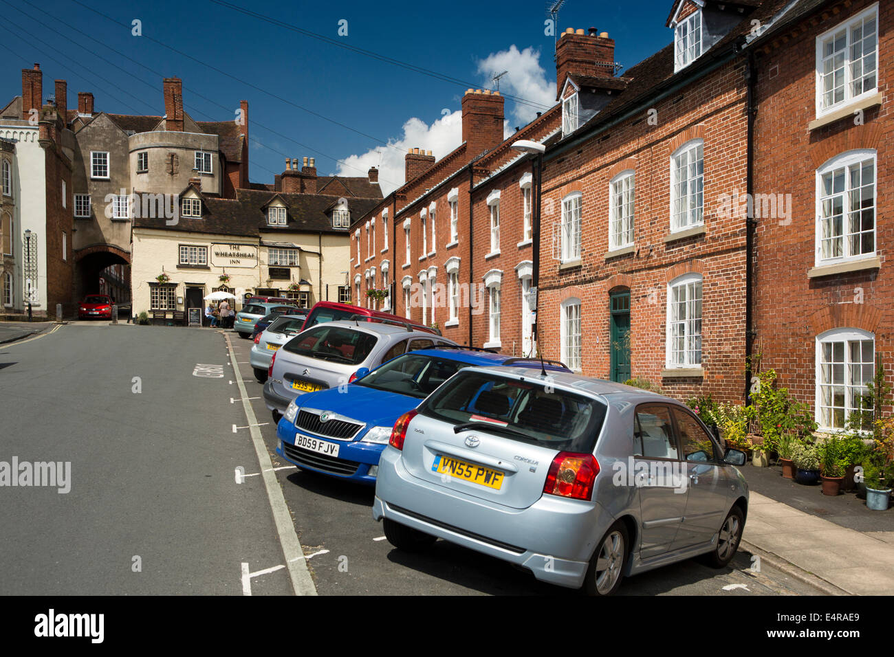 Ludlow, Shropshire, England, UK, Broad Street, unten Wheatsheaf Inn geparkten Autos zu senken Stockfoto