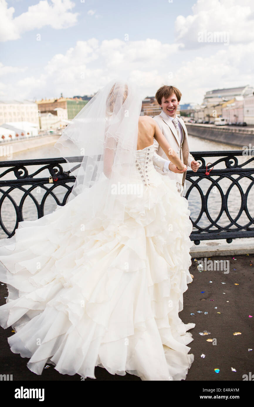 Braut und Bräutigam posieren auf dem Luschkow Brücke, Hochzeit Brücke oder Brücke Küsse über die Moskwa, Moskau, Russland Stockfoto
