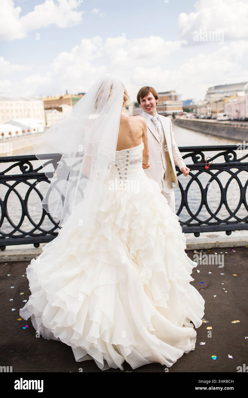 Braut und Bräutigam posieren auf dem Luschkow Brücke, Hochzeit Brücke oder Brücke Küsse über die Moskwa, Moskau, Russland Stockfoto