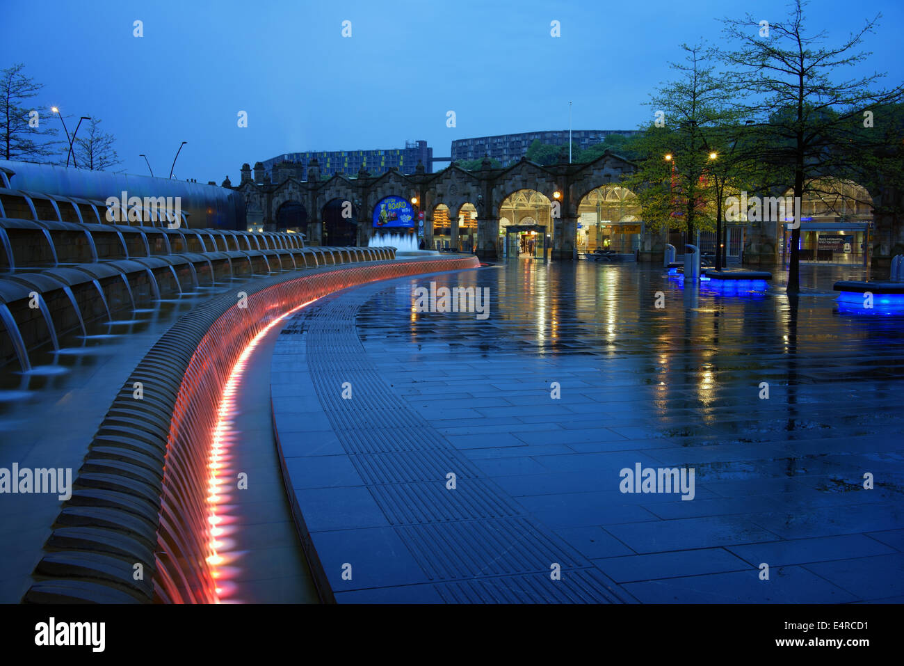 UK, South Yorkshire, Sheffield Bahnhof & Garbe Square Wasserspiel in der Nacht Stockfoto