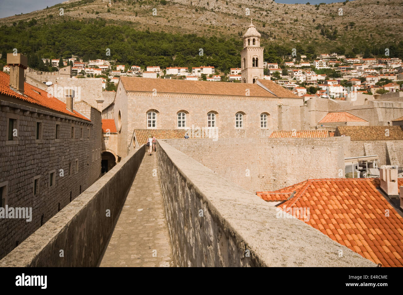 Europa, Kroatien, Dubrovnik, Touristen zu Fuß die Mauern der Stadt mit dominikanischen Kloster Museum (Dominikanski Samostan-Muze) Stockfoto