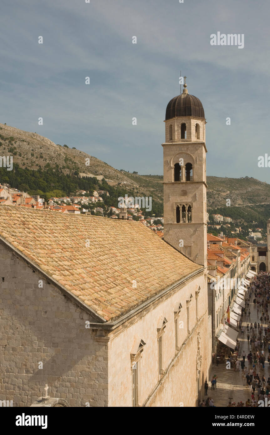 Europa, Kroatien, Dubrovnik, Placa (Main Street) mit Bell Tower des Franziskaner Klosters Stockfoto