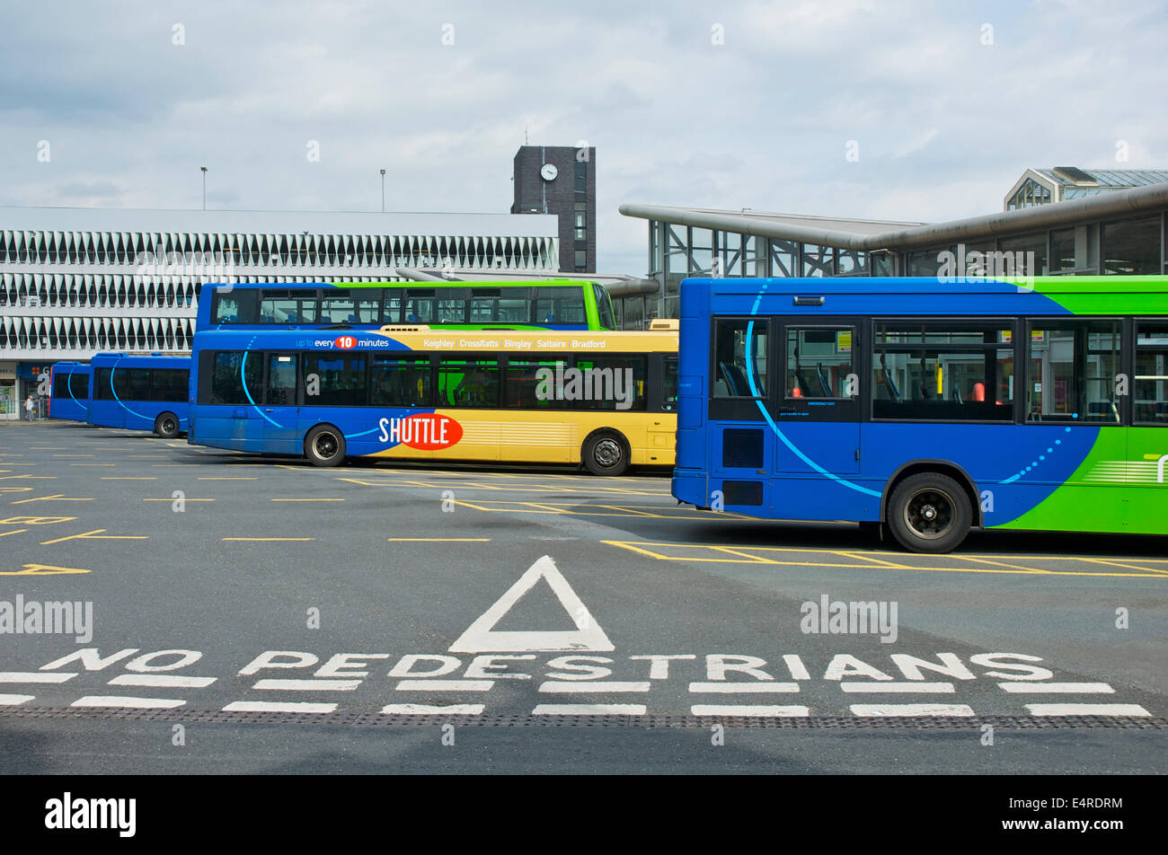 Busse in Keighley Bus Station, West Yorkshire, England UK Stockfoto