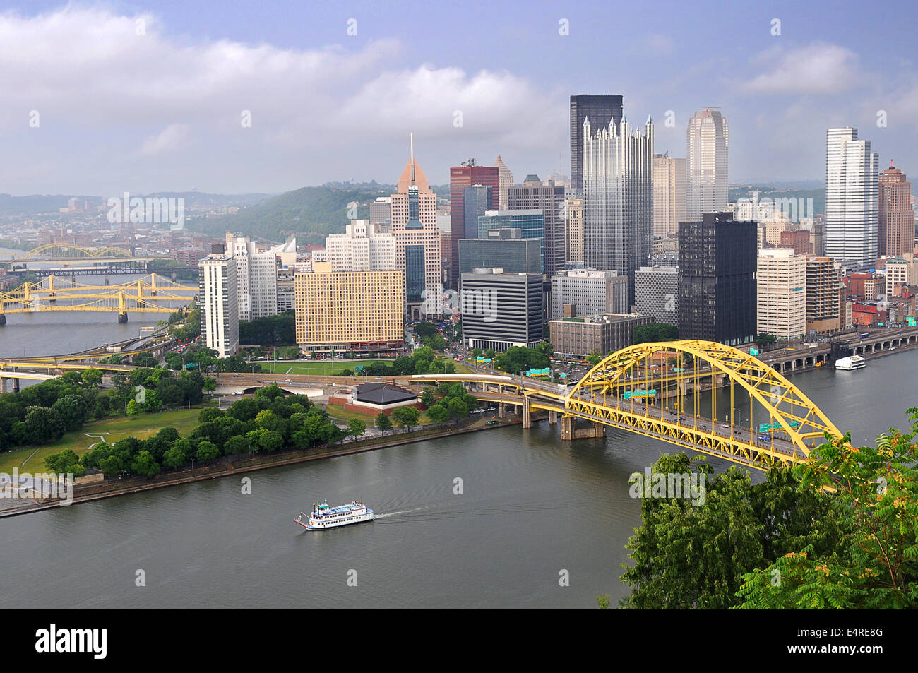 Stadt Pittsburgh am späten Nachmittag mit ihren vielen Brücken Stockfoto