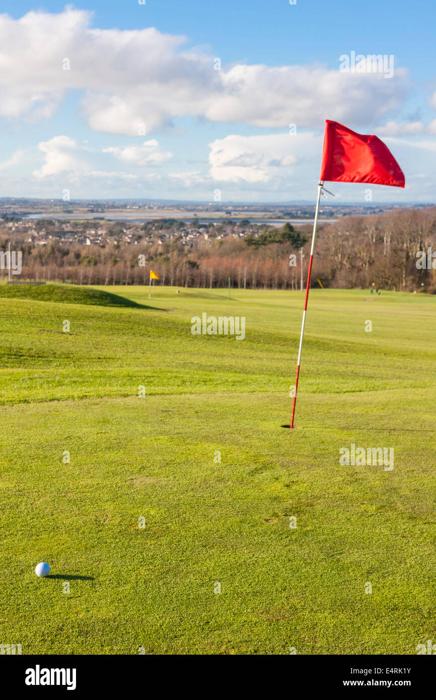 Nahaufnahme eines Golfballs mit dem Loch Stockfoto