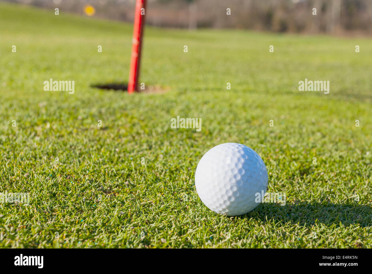 Nahaufnahme eines Golfballs mit dem Loch Stockfoto