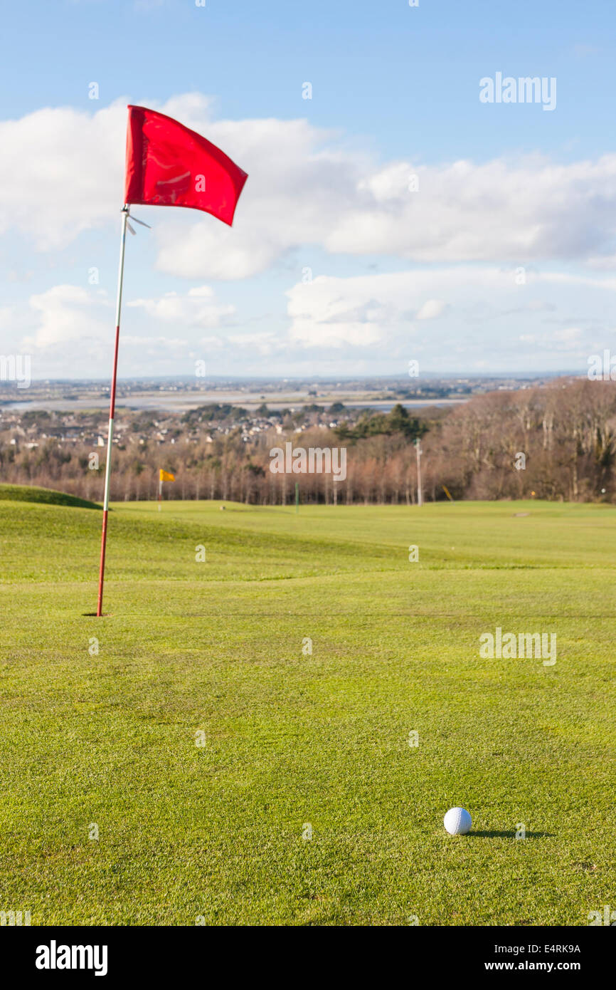 Nahaufnahme eines Golfballs mit dem Loch Stockfoto