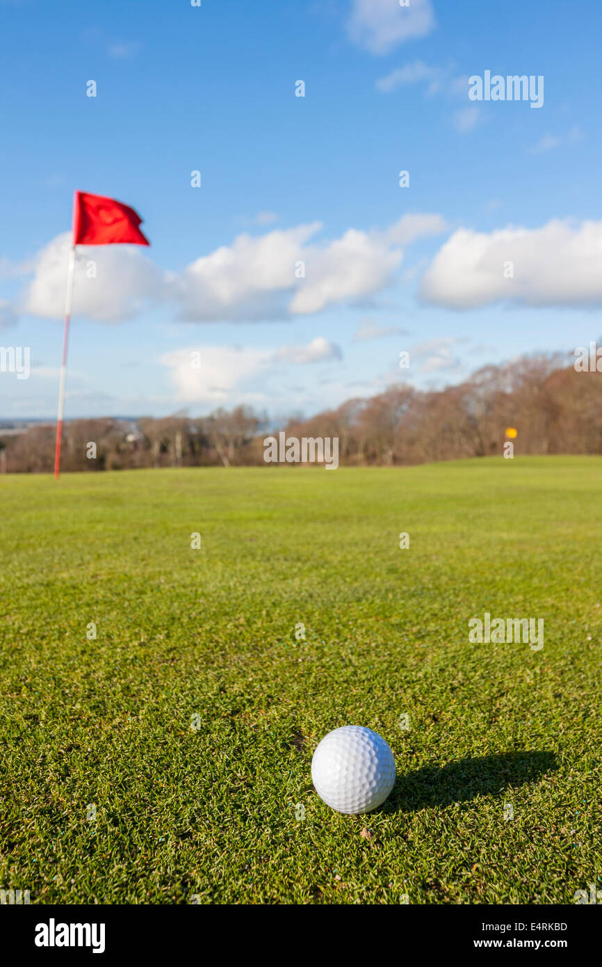 Nahaufnahme eines Golfballs mit dem Loch Stockfoto