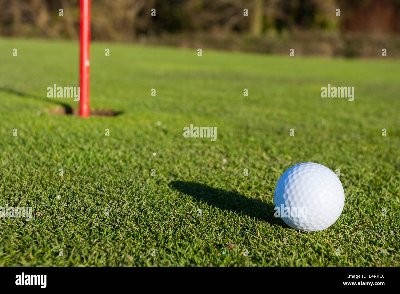 Nahaufnahme eines Golfballs mit dem Loch Stockfoto