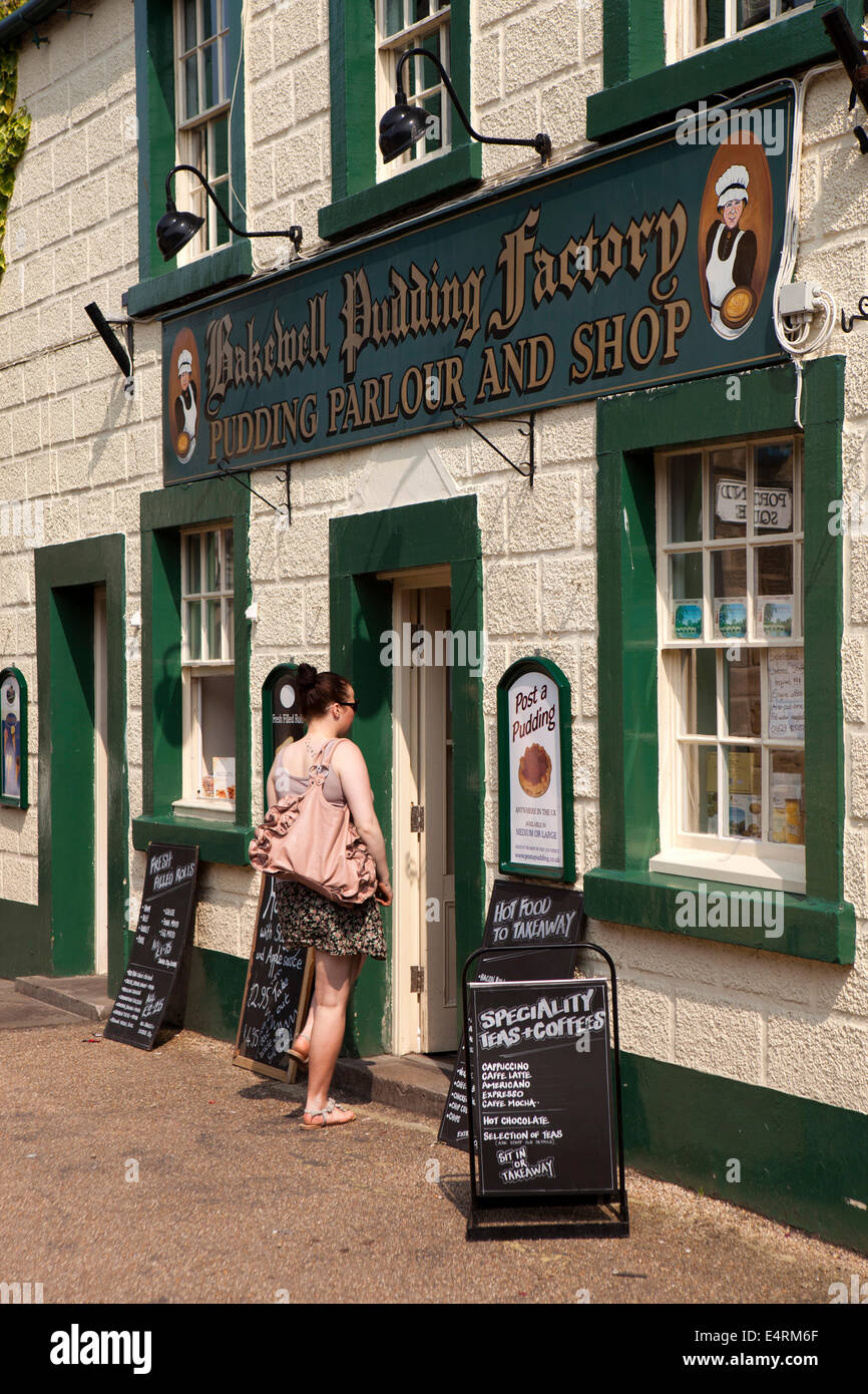 UK, Derbyshire, Peak District, Bakewell, Water Street, Besucher betreten Bakewell Pudding Fabrik Stockfoto