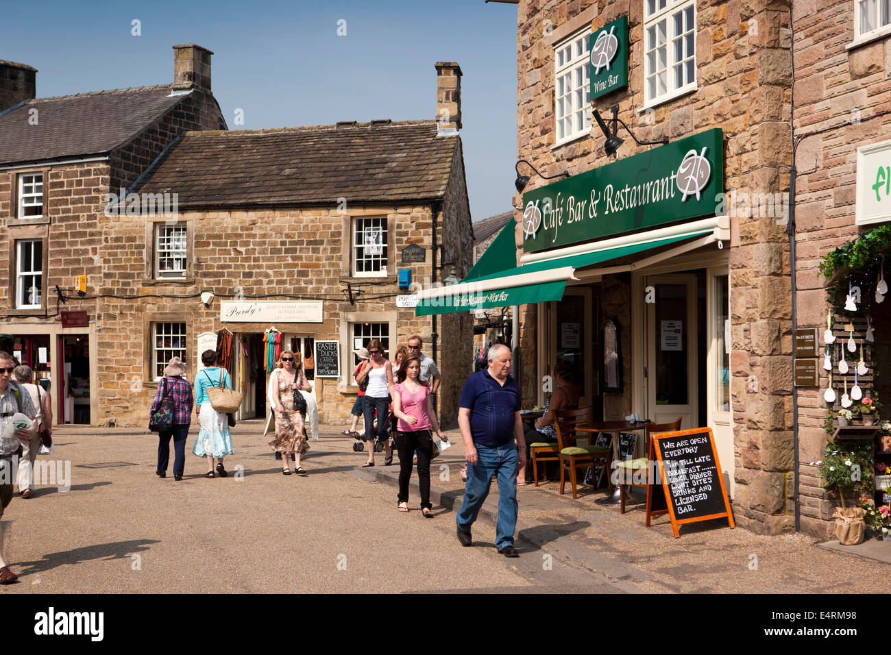 UK, Derbyshire, Peak District, Bakewell, Besucher genießen Water Street Läden und café Stockfoto