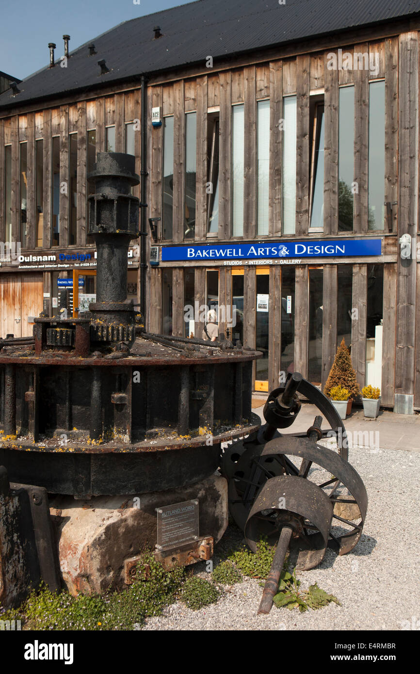 UK, Derbyshire, Peak District, Bakewell, Industriekultur, alte wasserbetriebene Turbine außerhalb Craft-shop Stockfoto