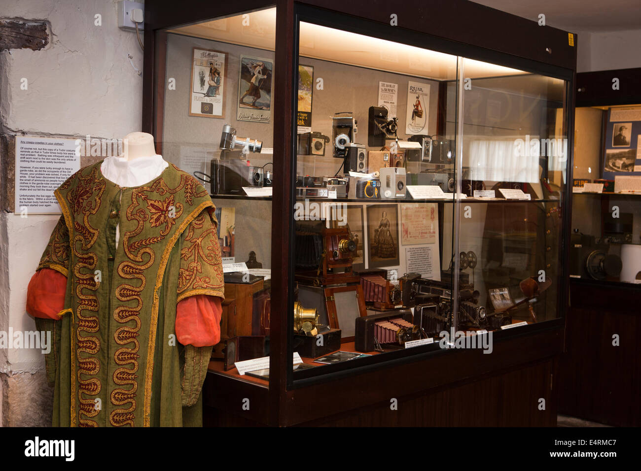 UK, Derbyshire, Peak District, Bakewell, Old House Museum, anzeigen alte Kameras Stockfoto