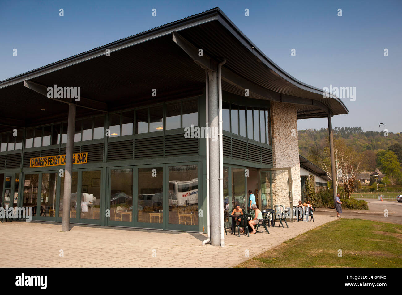 UK, Derbyshire, Peak District, Bakewell, landwirtschaftliches Zentrum, Diners freien Bauern fest Café im Sonnenschein Stockfoto