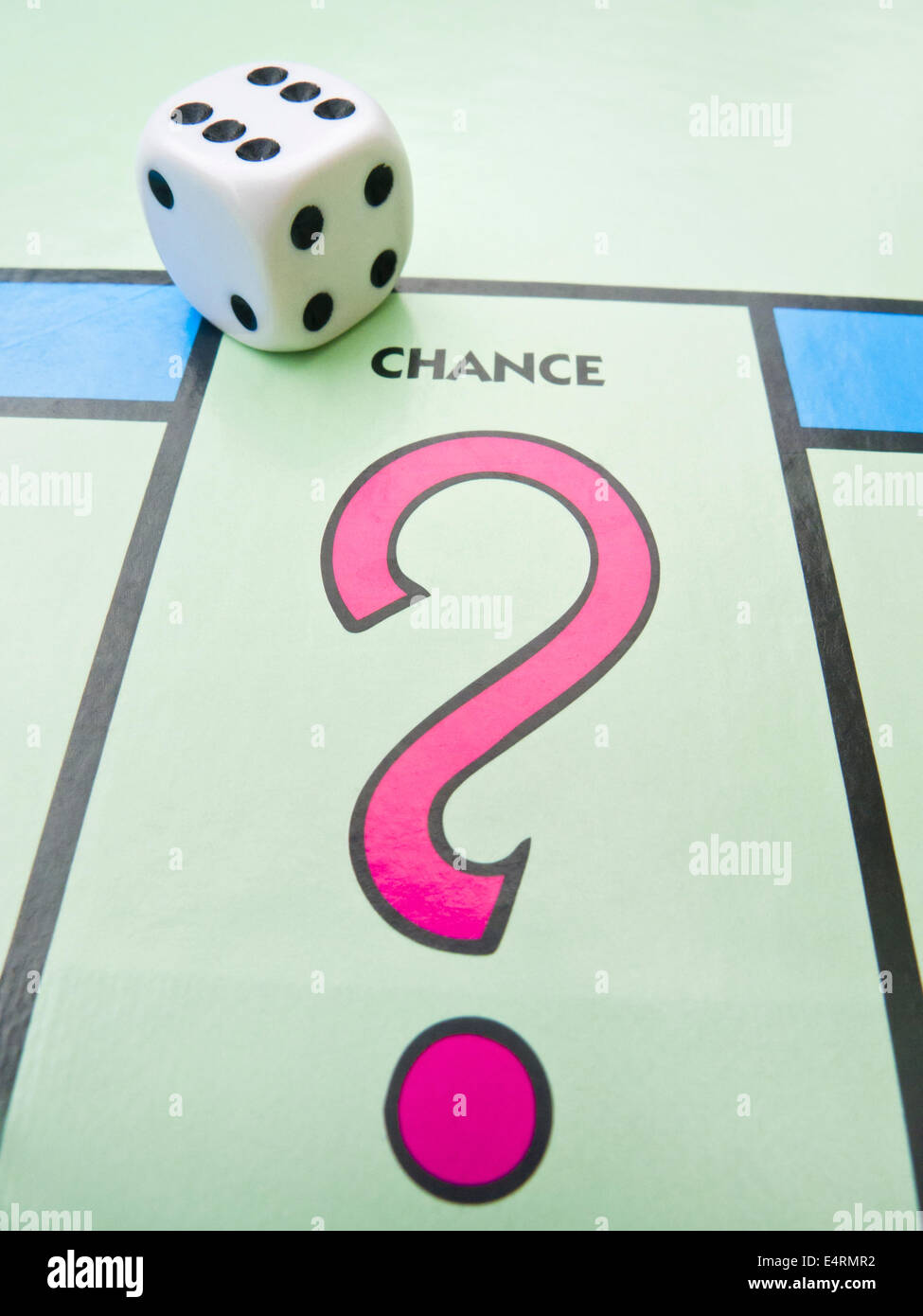 Die "CHANCE" Quadrat auf ein Monopol-Board mit einem Würfel. Stockfoto