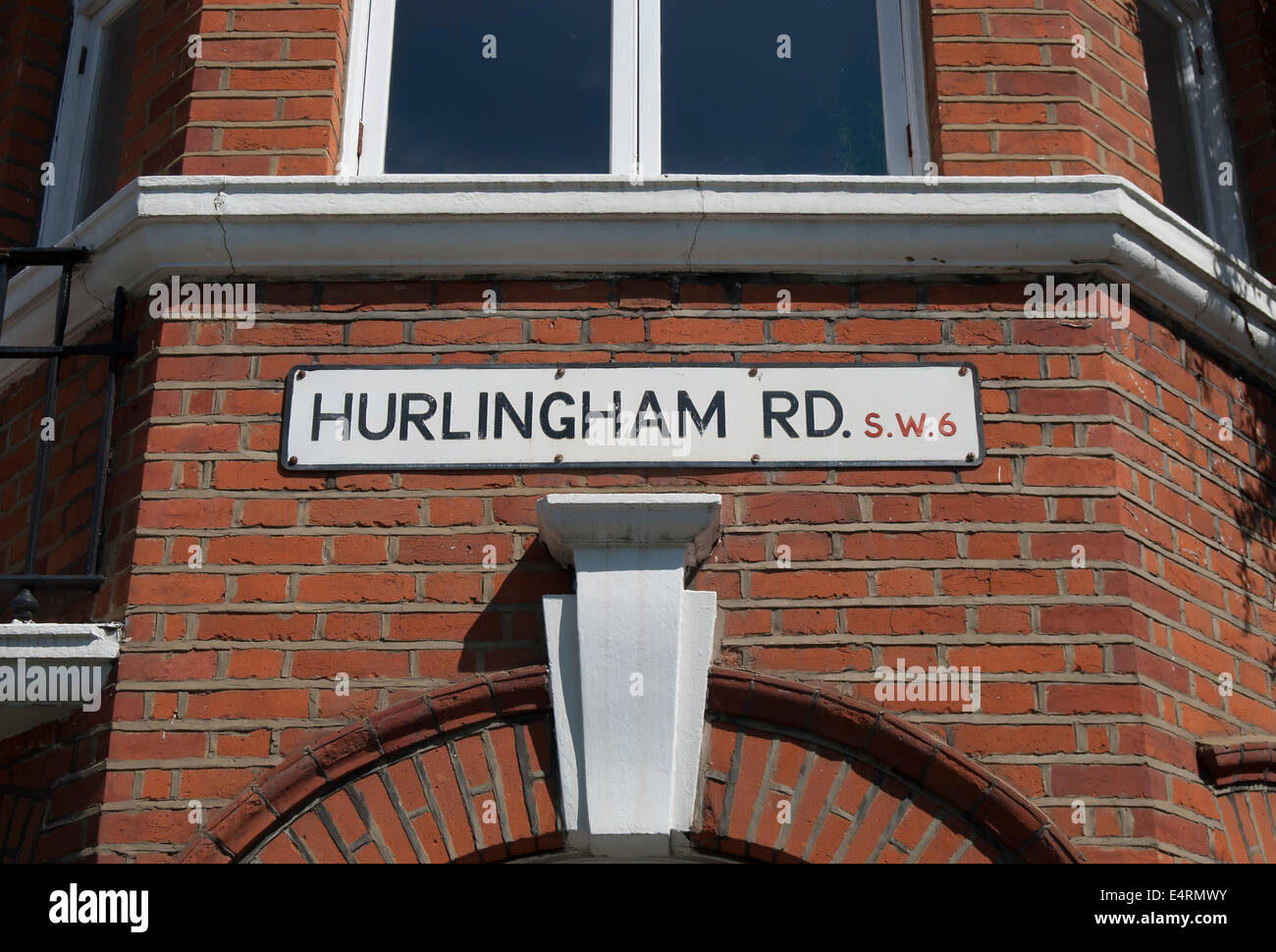 Straßenname Zeichen für Hurlingham Straße, Fulham, London, England, auf einem Herrenhaus-block Stockfoto