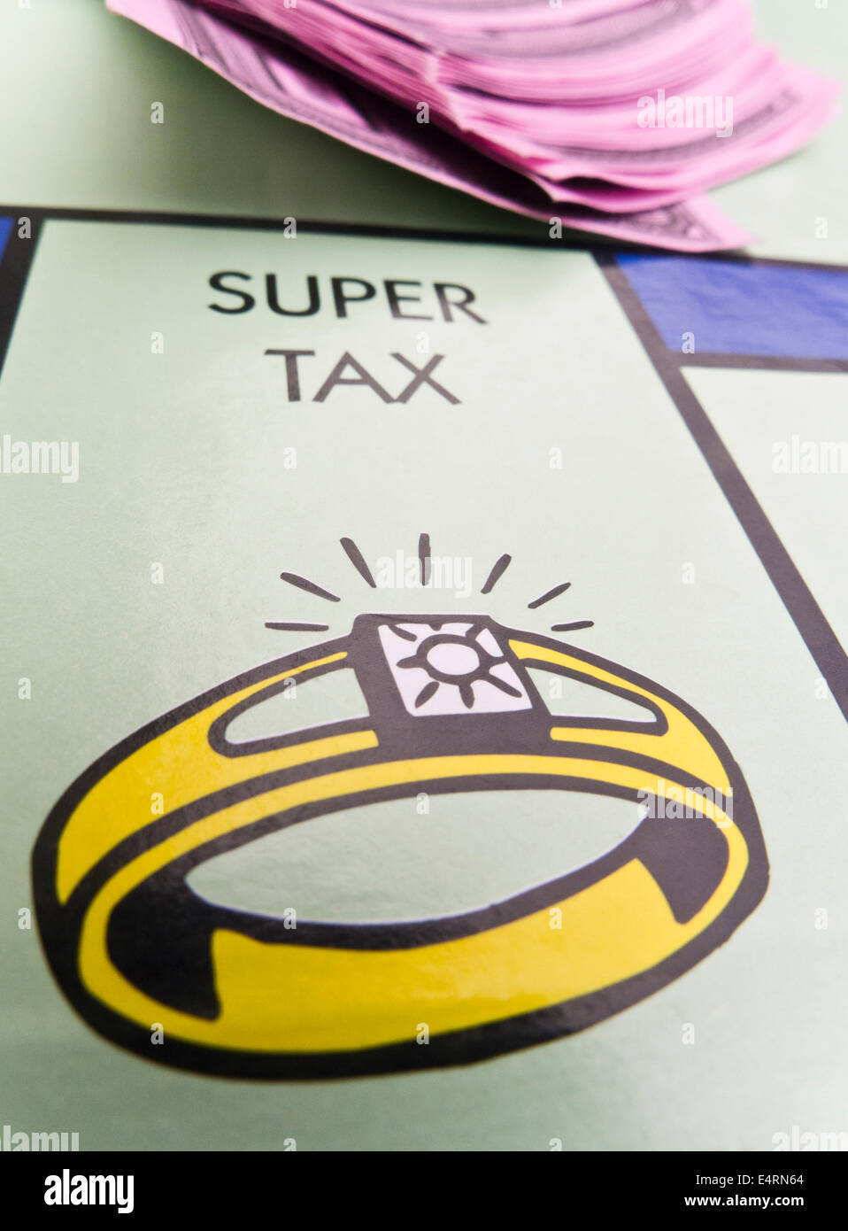 "SUPER-Steuer" Quadrat auf das Monopoly-Brett. Stockfoto