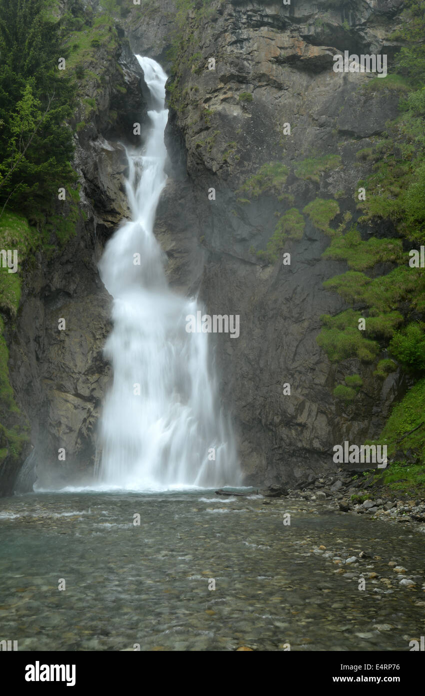 Wasserfall plätschert in einen pool Stockfoto