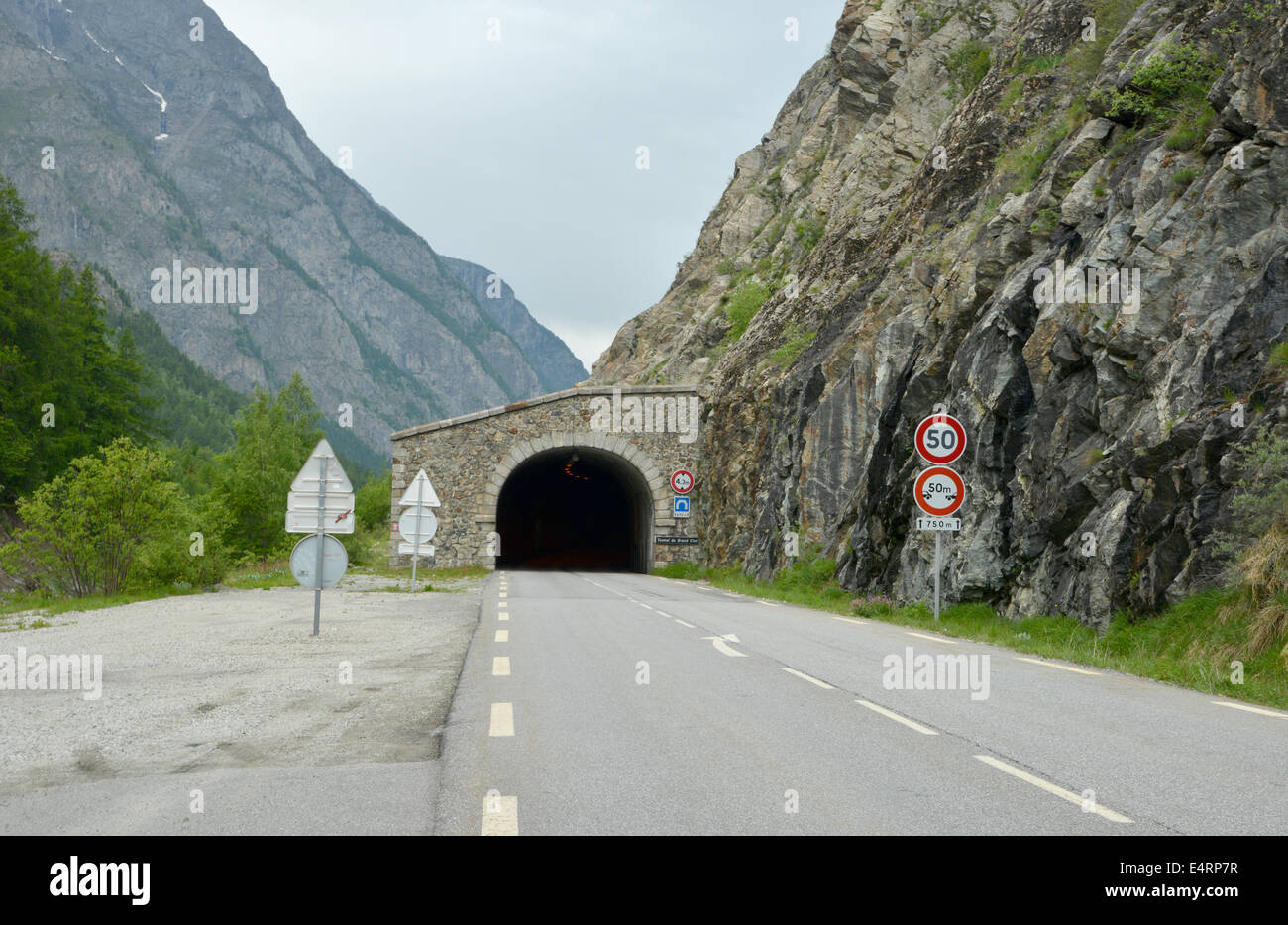 Alpenstraße Tunneleingang, gehen durch die Berge in Frankreich Stockfoto