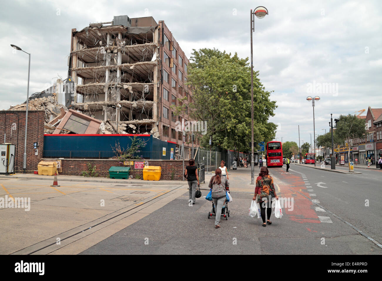 Hounslow, London, UK. 16. Juli 2014. Hounslow House, einem teilweise eingestürzten Bürogebäude in Hounslow, West-London, UK. Bildnachweis: Maurice Savage/Alamy Live-Nachrichten Stockfoto