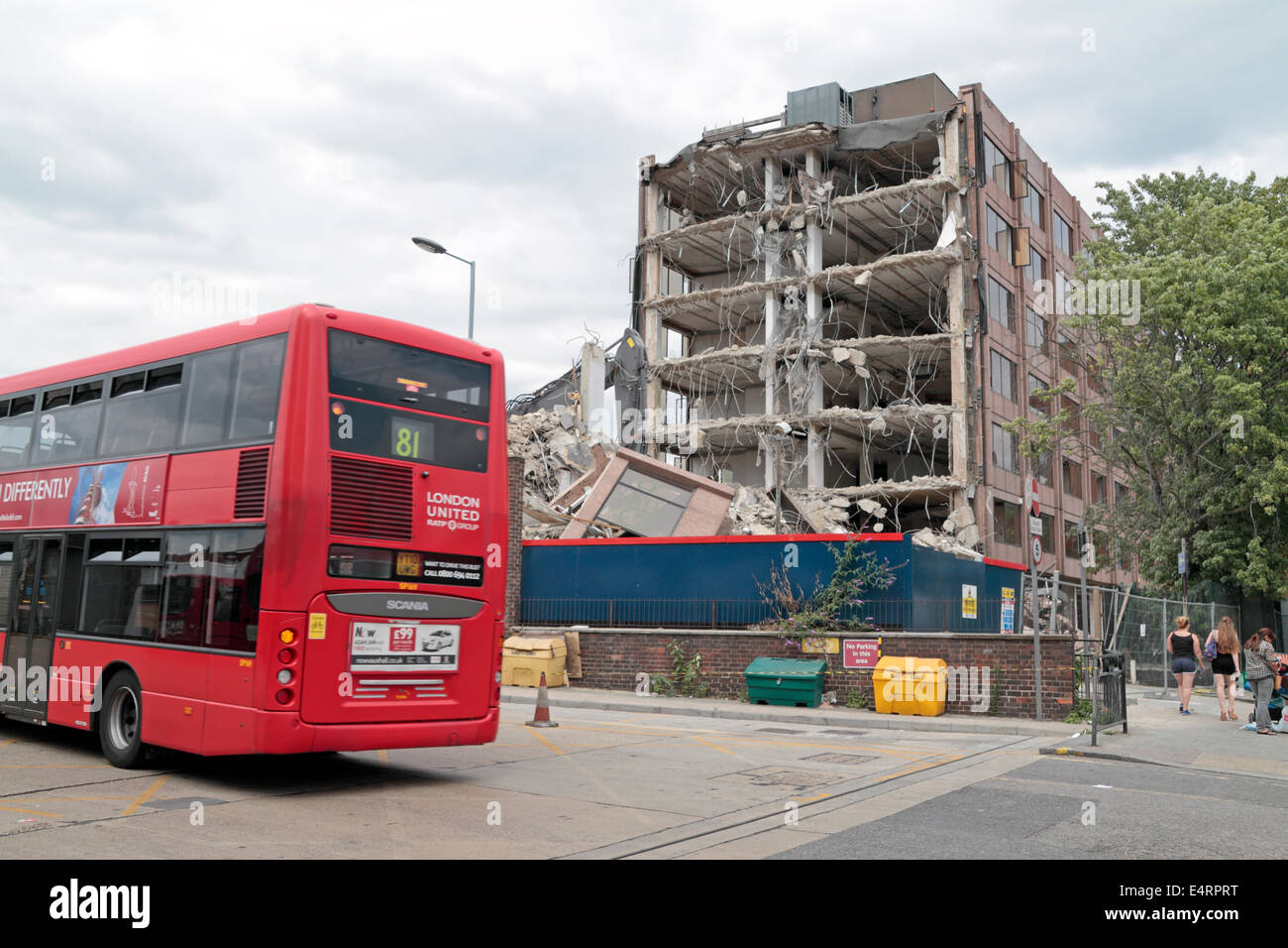 Hounslow, London, UK. 16. Juli 2014. Hounslow House, einem teilweise eingestürzten Bürogebäude in Hounslow, West-London, UK. Bildnachweis: Maurice Savage/Alamy Live-Nachrichten Stockfoto