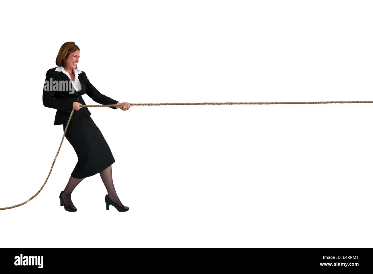 Tauziehen Geschäftsfrau ziehen ein Seil Geschäftskonzept isoliert auf weiss Stockfoto