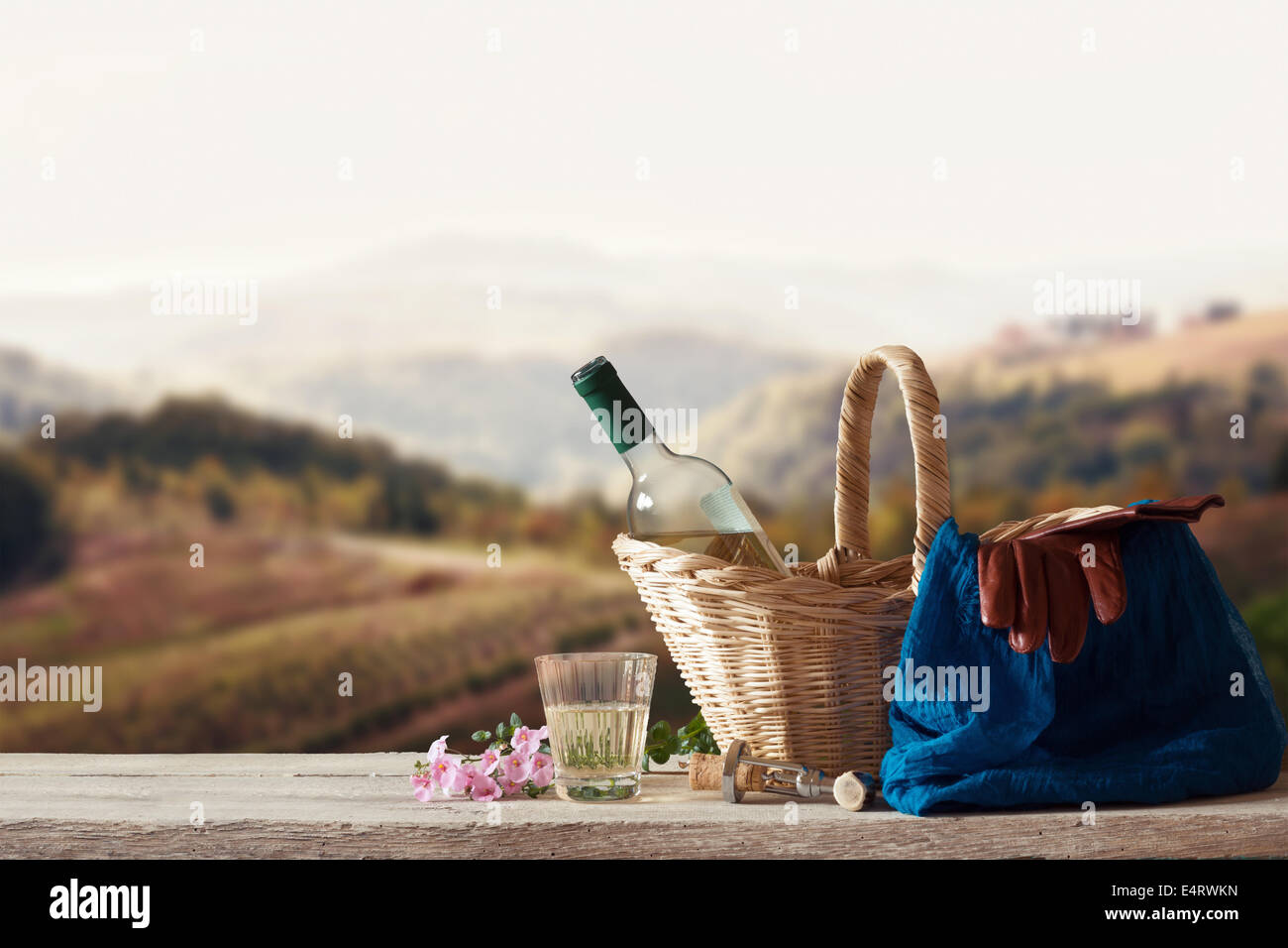 Weißwein für eine Person in einer mediterranen Landschaft Stockfoto