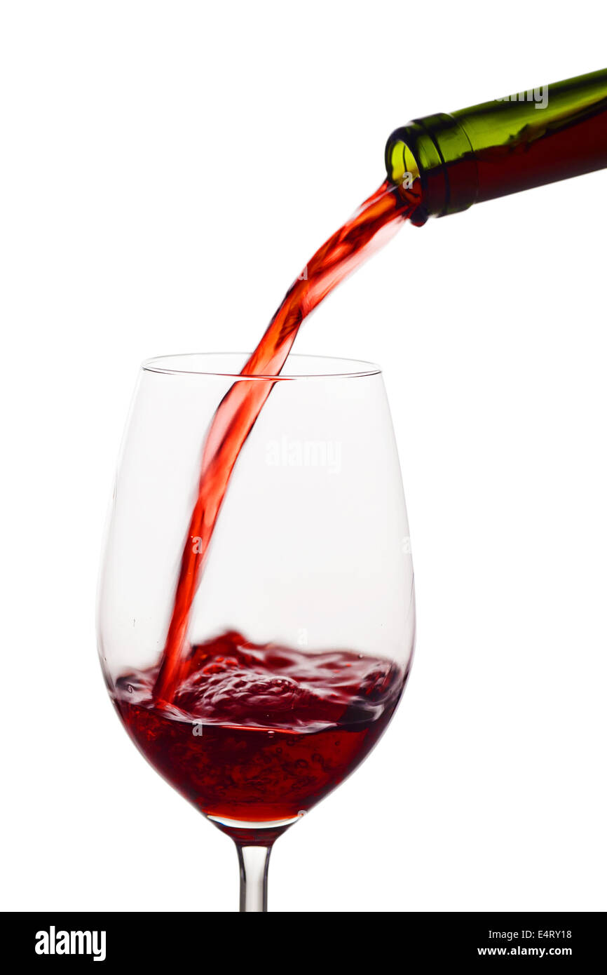 In einem Glas wird lebhaft roten Wein Eingeleert. Rotwein in den roten Weinglas, In Ein Glas Wird Schwungvoll Roter Wein eingeleert Stockfoto