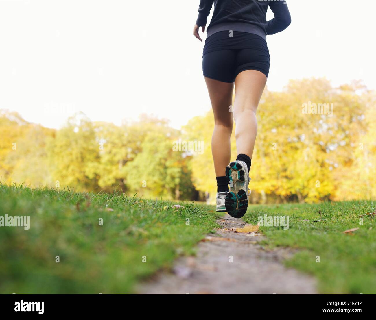 Rückansicht der Sportlerin im Park Joggen. Frauen Fitness-Modell im freien laufen Stockfoto