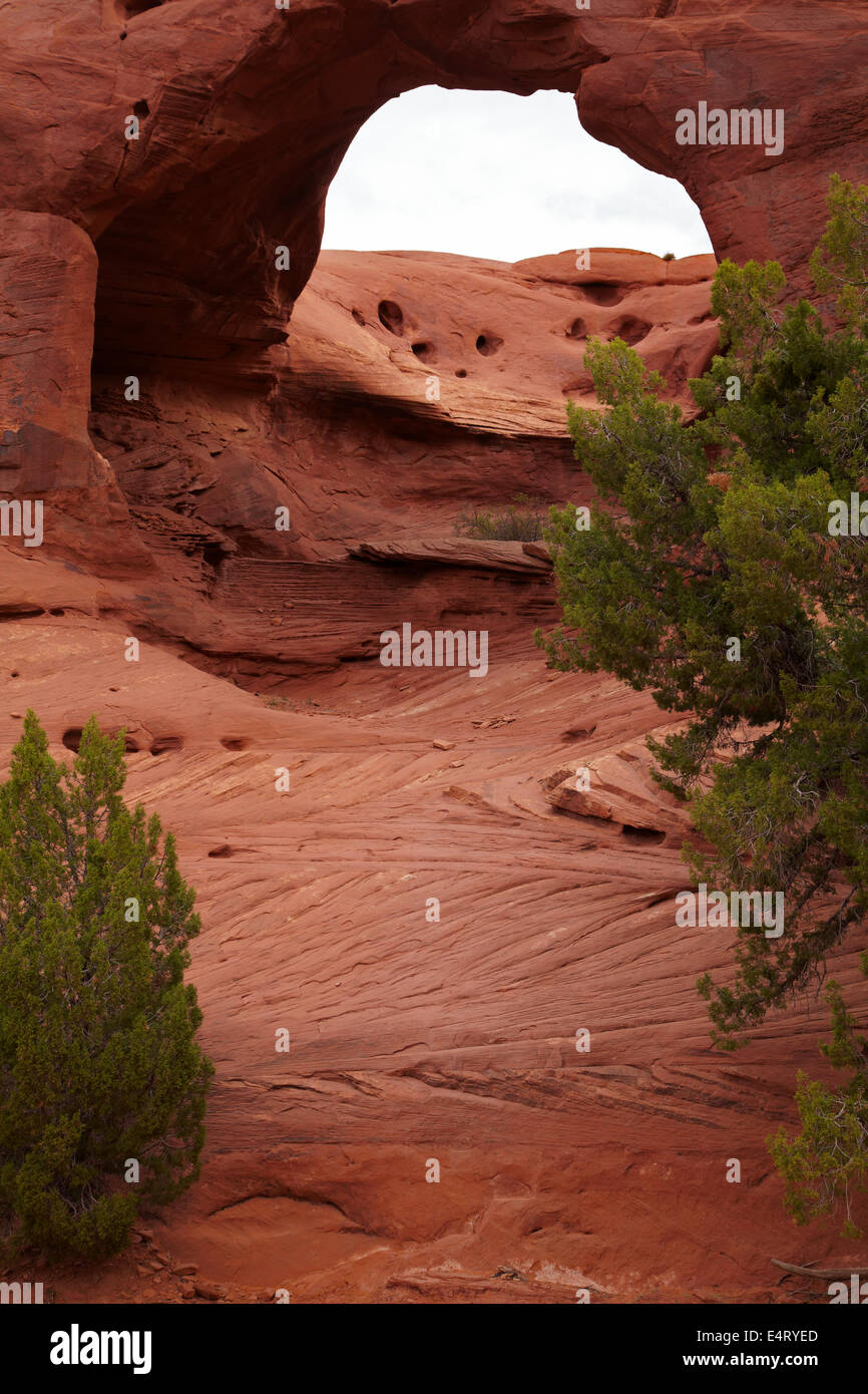 Felsbogen, Mystery Valley, Monument Valley, Navajo-Nation, Grenze zu Utah/Arizona, USA Stockfoto
