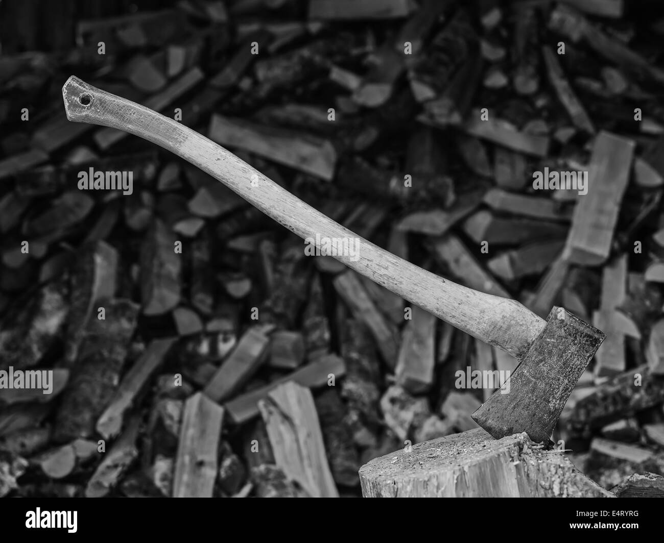 Axt und den Holzhaufen, schwarz / weiß Bild Stockfoto