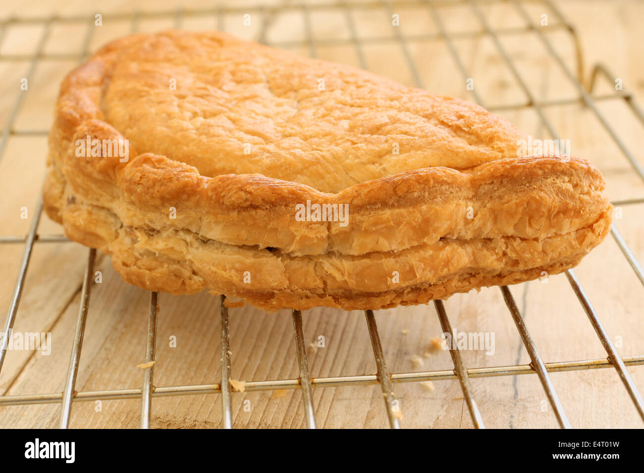 Frisch gebackene traditionelle Cornish Pasty Kühlung auf einem Gestell Stockfoto