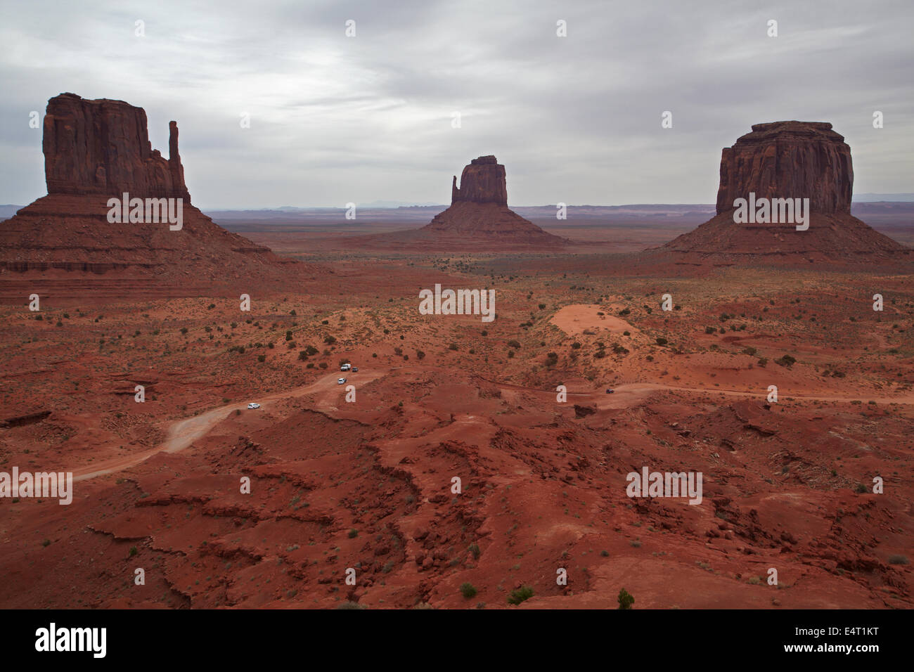 Wolken über West-Handschuh, Osten Fäustling und Merrick Butte Valley Scenic Drive, Monument Valley Navajo-Nation, Utah und Arizona USA Stockfoto