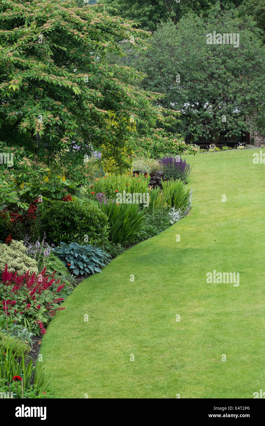Der Rasen und Gärten am Holehird im Lake District Stockfoto