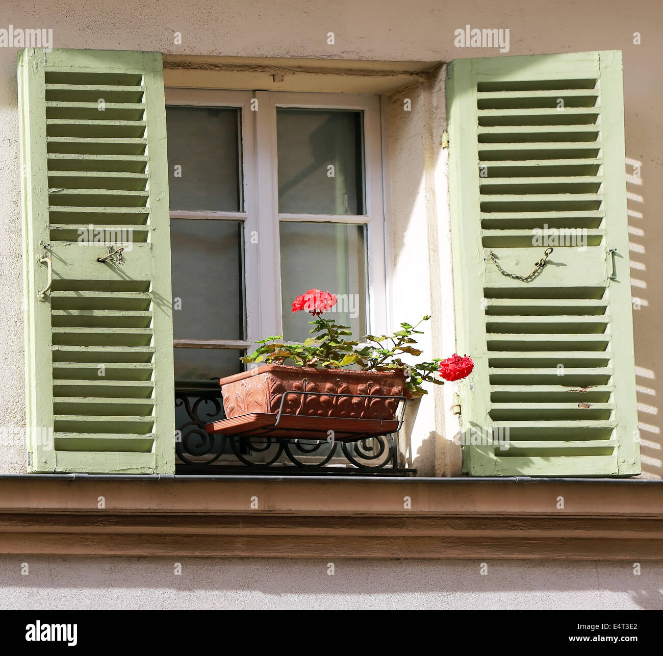 Fenster mit Fensterläden von Altbauten auf dem Montmartre, Paris. Stockfoto