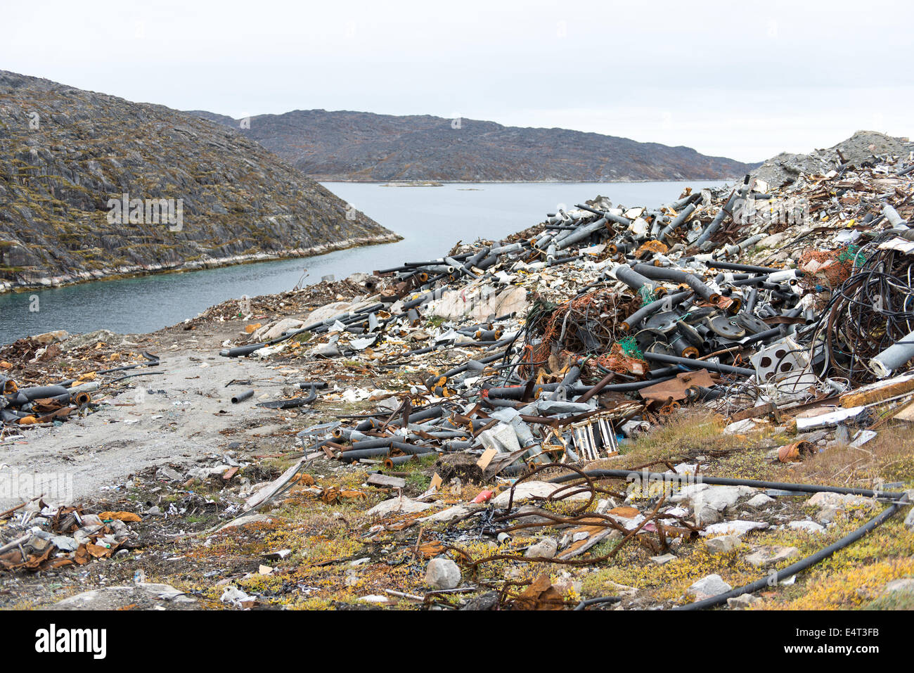Deponie in aasiaat, Grönland mit alten Leitungen Stockfoto