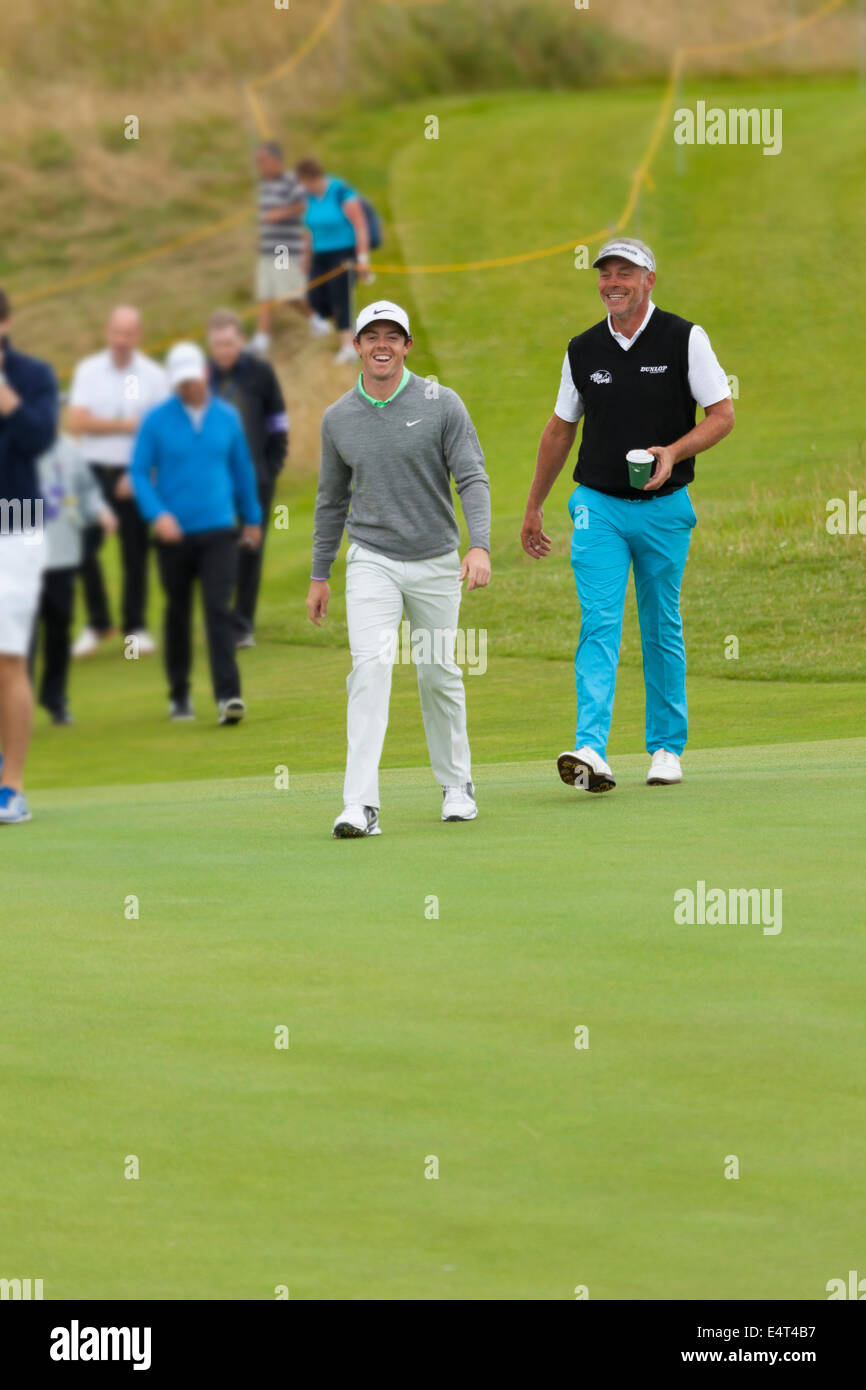 Hoylake, UK. 16. Juli 2014. Die Open Golf Championship. Darren Clarke und Rory Mcilory mit einem Scherz am 13. Loch während einer Praxis runden Stockfoto