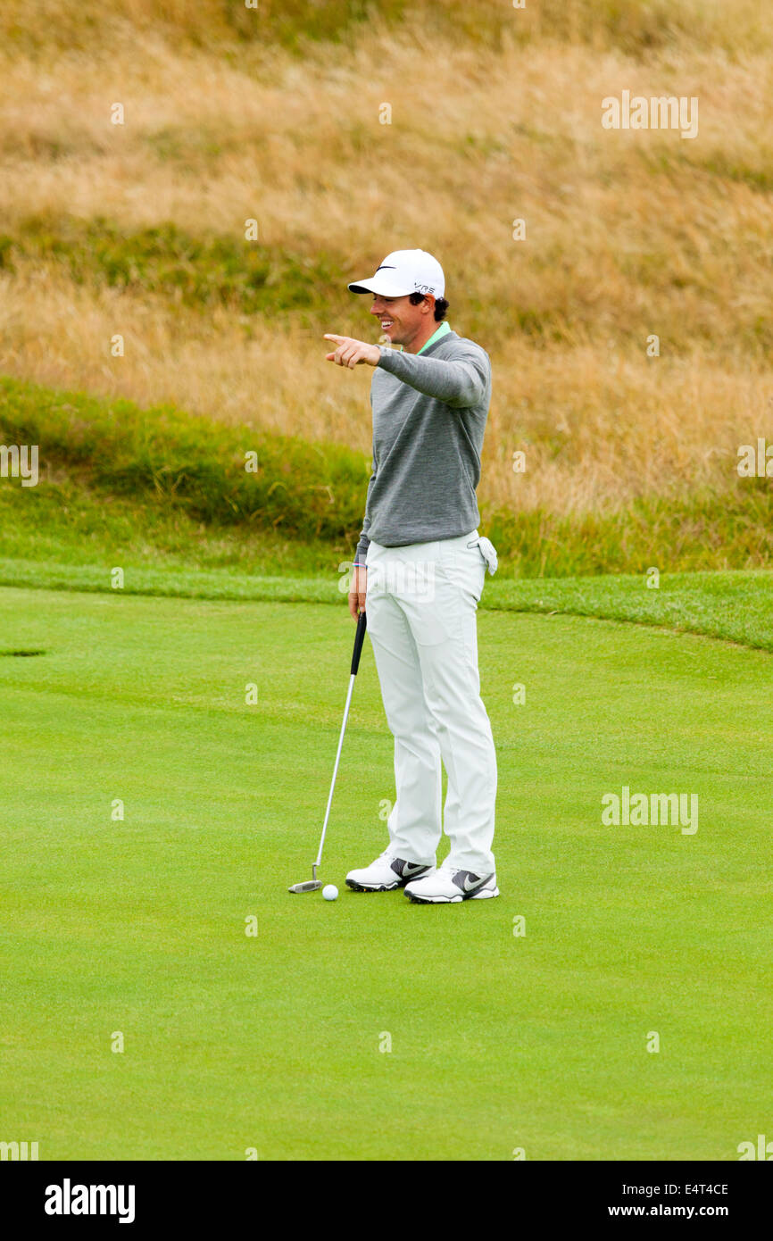 Hoylake, UK. 16. Juli 2014. Die Open Golf Championship. Rory Mcilroy mit einem Scherz am 13. Loch Credit: Deadgooddesigns/Alamy Live-Nachrichten Stockfoto
